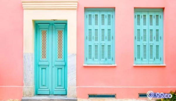 Pintu rumah dengan warna kontras yang mencolok